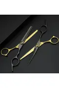 ست قیچی حرفه‌ای آرایشگری 7 تکه – قیچی مو، قیچی وسط، تیغ، شانه، گیره‌های مو و کیف حمل با طراحی مشکی و طلایی