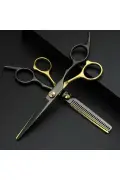 ست قیچی حرفه‌ای آرایشگری 7 تکه – قیچی مو، قیچی وسط، تیغ، شانه، گیره‌های مو و کیف حمل با طراحی مشکی و طلایی
