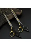 ست قیچی حرفه‌ای آرایشگری 7 تکه – قیچی مو، قیچی وسط، تیغ، شانه، گیره‌های مو و کیف حمل با طراحی مشکی و طلایی