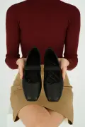 کفش راحتی زنانه سیاه با کفی سبک و طبی مناسب برای مادران و استفاده روزمره
