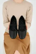 کفش راحتی زنانه سیاه با کفی سبک و طبی مناسب برای مادران و استفاده روزمره