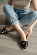 کفش پاشنه‌دار مشکی (پاشنه ۲ سانتی‌متری) نوک تیز