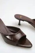 صندل پاشنه‌دار نوک تیز زنانه قهوه‌ای تیره یانکی