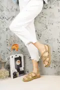 سندل زنانه رنگ طلایی با بند