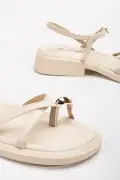 سندل روزمره زنانه کرم بژ با جزئیات طلایی RİSSOLİ