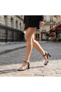کفش مجلسی پاشنه‌دار زنانه با جزئیات سنگی نقره‌ای شیک و ظریف