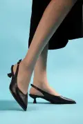 کفش پاشنه‌دار زنانه کلاسیک چرم با نوک تیز و پاشنه کوتاه مشکی