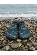 کفش دریایی با زیره ضد لغزش طرح سیاه و آبی - کفش انعطاف‌پذیر برای ساحل و استخر - پاپوش دریایی