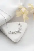 گردنبند ظریف پیچک با سنگ میک و روکش رودیوم در جعبه نورانی 925 عیار