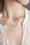 گردنبند ظریف پیچک با سنگ میک و روکش رودیوم در جعبه نورانی 925 عیار