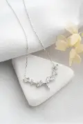 گردنبند ظریف پیچک با سنگ میک و روکش رودیوم در جعبه نورانی 925 عیار