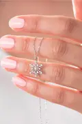 گردنبند برف‌چین با سنگ سفید و زنجیر نقره 925 عیار
