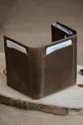 کیف کارت مردانه قهوه‌ای با مکانیزم اتوماتیک و محافظ RFID از چرم طبیعی Pescol