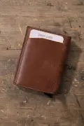 کیف کارت مردانه قهوه‌ای با مکانیزم اتوماتیک و محافظ RFID از چرم طبیعی Pescol