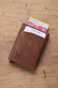 کیف کارت مردانه قهوه‌ای با مکانیزم اتوماتیک و محافظ RFID از چرم طبیعی Pescol