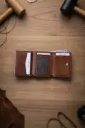 کیف کارت مردانه قهوه‌ای با مکانیزم اتوماتیک و محافظ RFID از چرم طبیعی Pescol