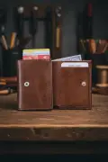 کیف کارت مردانه قهوه‌ای با مکانیزم اتوماتیک و محافظ RFID از چرم طبیعی Pescol