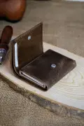 کیف کارت مردانه قهوه‌ای با مکانیزم اتوماتیک و محافظ RFID از چرم طبیعی Pescol