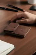 کیف پول یونیسکس چرم مصنوعی سوئدی طراحی ویژه قابل شخصی‌سازی - قهوه‌ای