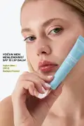بالم لب مرطوب‌کننده با SPF 15، مراقبت از لب‌های محافظت شده در برابر آفتاب با پایان شفاف و درخشان