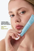 بالم لب مرطوب‌کننده با SPF 15، مراقبت از لب‌های محافظت شده در برابر آفتاب با پایان شفاف و درخشان