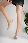 کفش پاشنه بلند ابی با جزئیات سنگی نقره‌ای زنانه