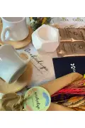 جعبه هدیه فنجان چینی شکلاتی با دو دسته گل خشک