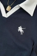 بلوز کوتاه آستین با یقه پولو و طرح گلدوزی شده با پارچه کشی فیتیل دار پریمیوم