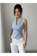 بلوز آبی راه‌راه با جزئیات گره‌دار نامتقارن