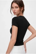 بلوز تی‌شرت زنانه یقه گرد مشکی با آستین کوتاه
