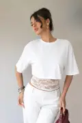 بلوز شیک با یقه گرد و جزئیات دانتل مدل بیاز 2 عددی