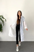 بارانی زنانه و مردانه با کلاه و دکمه‌ای ایوا سفید