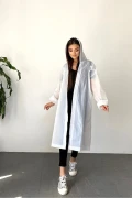 بارانی زنانه و مردانه با کلاه و دکمه‌ای ایوا سفید