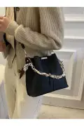 کیف دستی و دوشی زنانه با زنجیر و شال مشکی از جنس چرم نرم و سه محفظه‌ای