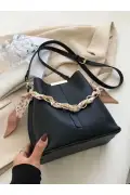 کیف دستی و دوشی زنانه با زنجیر و شال مشکی از جنس چرم نرم و سه محفظه‌ای