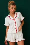 ست پیژامه کوتاه آستین دار با یقه و شورت طرح گیلاس و جزئیات حاشیه قرمز بژ