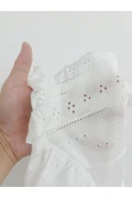 تاپ کراپ با طرح گلدوزی سفید و یقه باز، بلوز با طرح گلدوزی سفید