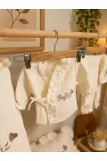 کیمونو و روکش بالش با جزئیات فرفری برای نوزادان با نام شخصی و دوخت دستی (پارچه ۱۰۰% پنبه موسلین)