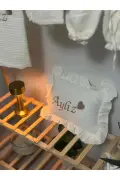 کیمونو و روکش بالش با جزئیات فرفری برای نوزادان با نام شخصی و دوخت دستی (پارچه ۱۰۰% پنبه موسلین)