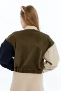 کت جین زنانه با طراحی آزاد و کمر کشی، مناسب استفاده روزمره، با طرح کالج و جیب، رنگ بژ