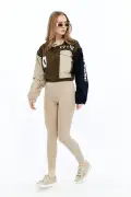 کت جین زنانه با طراحی آزاد و کمر کشی، مناسب استفاده روزمره، با طرح کالج و جیب، رنگ بژ