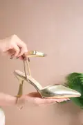 کفش مجلسی زنانه رنگ طلایی با جزئیات سنگی و بند دور مچ باز