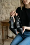 کفش پاشنه راحت زنانه مشکی با بند