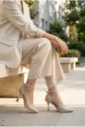 کفش پاشنه‌دار با بند طلایی و براق زنانه