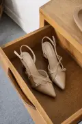 کفش پاشنه‌دار زنانه بژ رنگ با جزئیات قفل دو نوار... قفل نقره‌ای