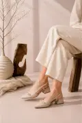 کفش پاشنه‌دار نوک تیز با بند زنانه بژ