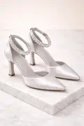 کفش پاشنه‌دار با سنگ از مچ پا