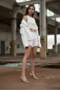 صندل زنانه نقره‌ای با پاشنه نازک، شیک و مینیمالیستی، کفش مجلسی