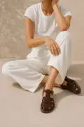سندل زنانه قهوه‌ای سوئدی با جزئیات قفس