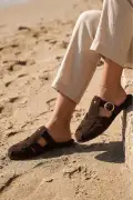 دمپایی زنانه سوئدی با طراحی قفسه‌ای و جزئیات قفل دار، مدل سر بسته